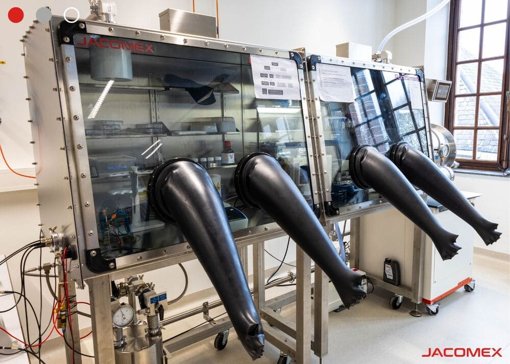 A PureSmart glove box for solar research in Louvain, Belgium